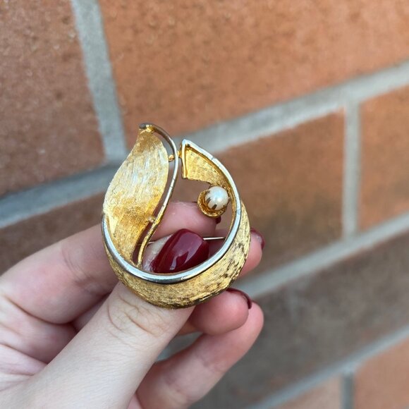 Elegant Vintage Gold-tone and Faux Pearl Women's Brooch - Picture 1 of 4